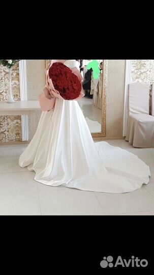 Платье из королевского атласа со шлейфом