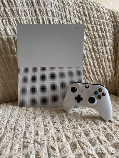 В Xbox One S 500gb + диски