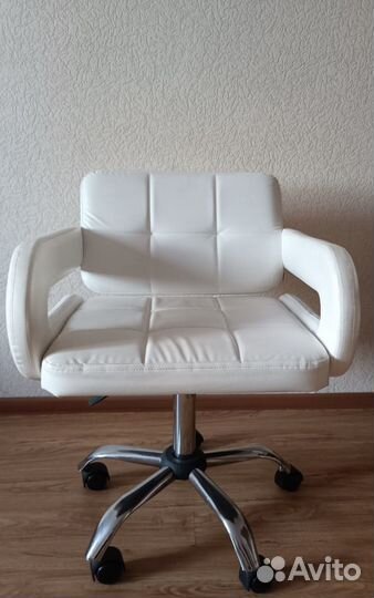 Кресло мастера на колесиках