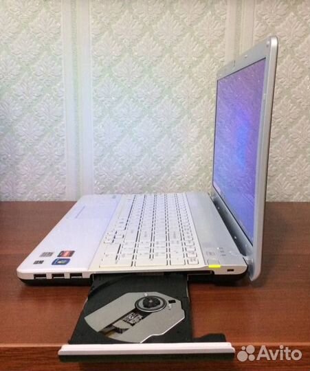 Ноутбук Sony Vaio PCG-61611V + сумка для ноутбука