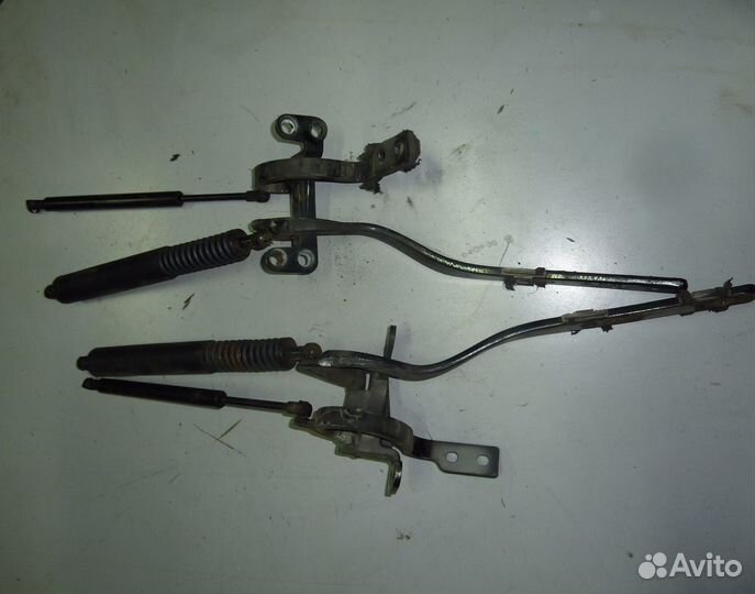 VW Touareg 1 амортизатор крышки багажника