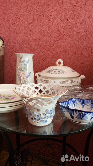 Конфетницы, ваза, супница, тарелки с нюансами