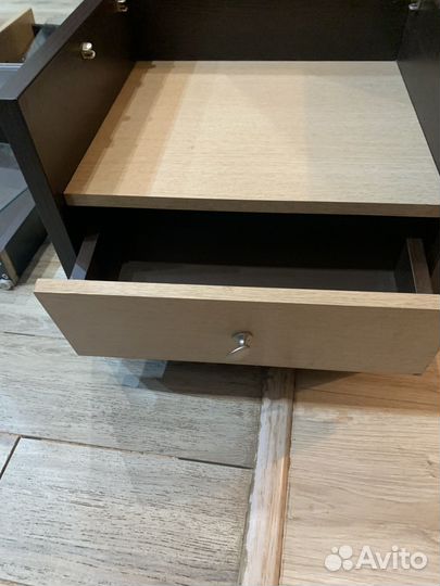 Две прикроватные тумбы