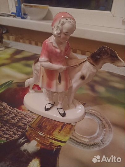 Статуэтка фарфор