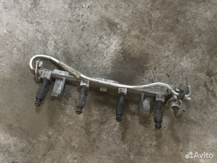 Рейка топливная (рампа) с форсунками (Ford Focus)