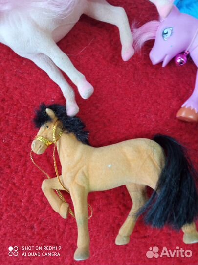 Коллекция игрушек лошадок