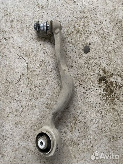 Передний правый рычаг низ Mercedes W213 2018г 2.2D