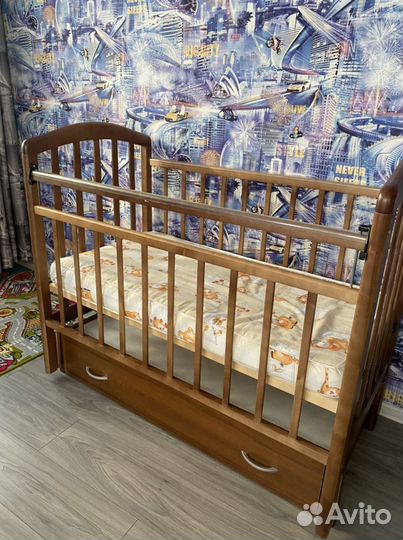 Детская кровать с маятником и матрасом