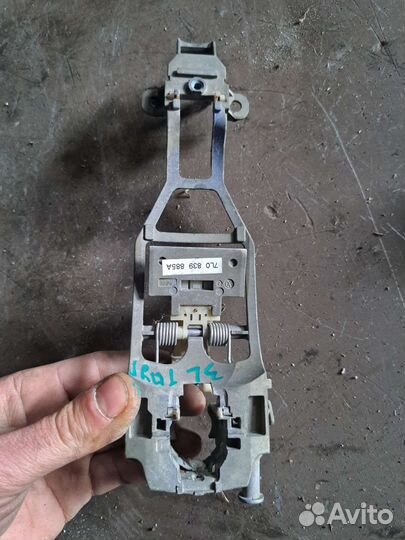 Кронштейн ручки задний левый на Volkswagen Touareg