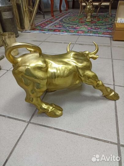 Бык биржевой.золотой телец.огромный