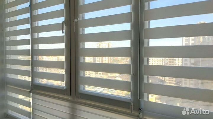 Рулонные шторы день- ночь в наличии белые