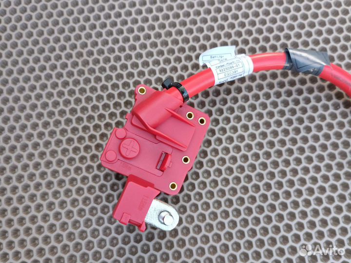 Новая BMW X3 F25 клемма плюсовая