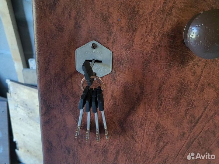 Дверь металлическая с замком