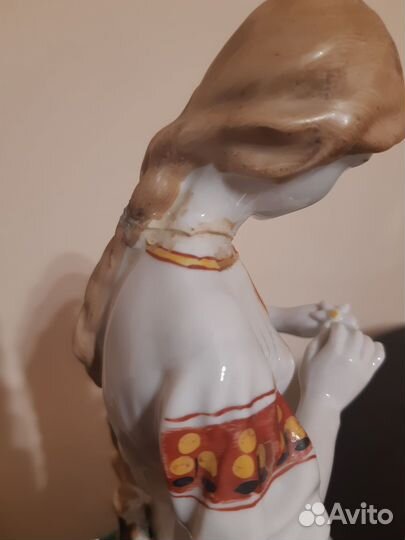 Статуэтка фарфоровая 