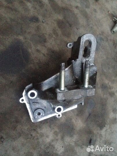 Кронштейн двигателя правый Mondeo 4 Focus 3 1.6