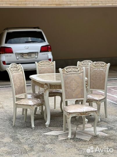 Стол и стулья в гостиную. В наличии