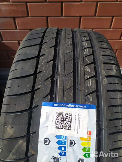 Triangle Sports TH201 245/40 R18