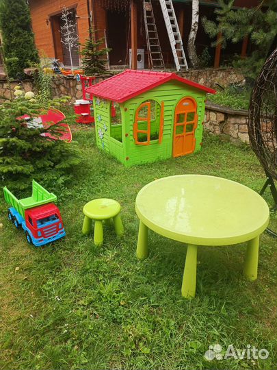 Детский игровой домик, стол, стульчики и машина
