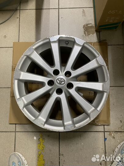 Комплект оригинальных литых дисков Toyota R19
