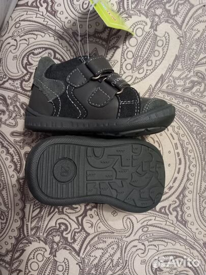 Продам ботиночки детские