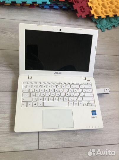 Нэтбук asus x200m