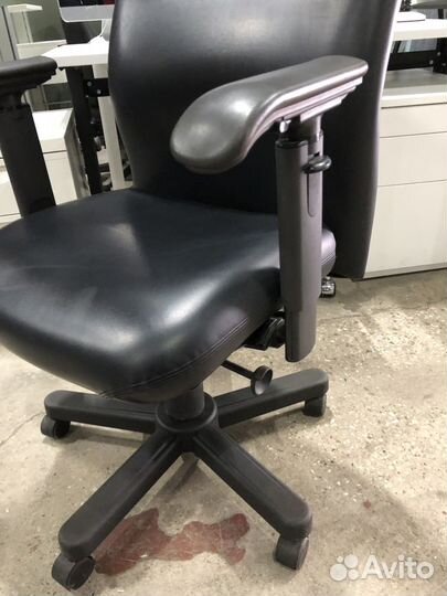 Компьютерное кресло кожаное Немец