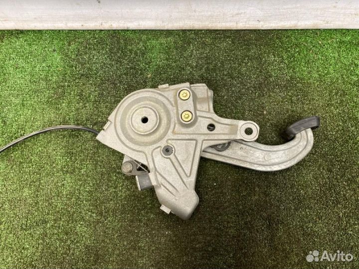 Педаль стояночного тормоза Mercedes-Benz