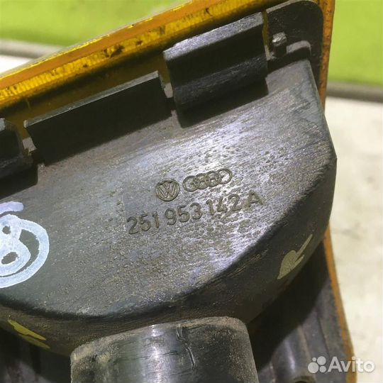 Указатель поворота правый желтый Фольксваген Тра