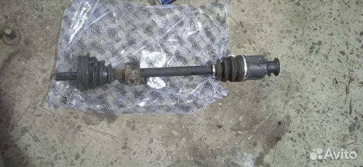 Приводной вал правый на Рено Логан 1.6 2011 года
