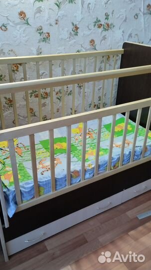Детская кроватка с маятником и ящиком