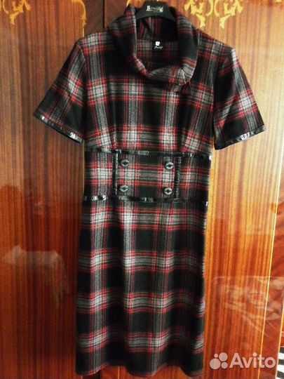 Новое шерстяное платье футляр стильное элегантное