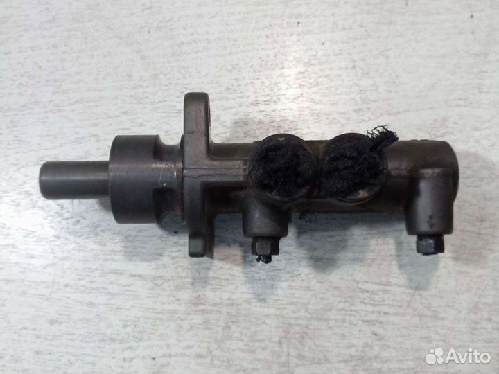 Главный тормозной цилиндр Volkswagen Golf 4