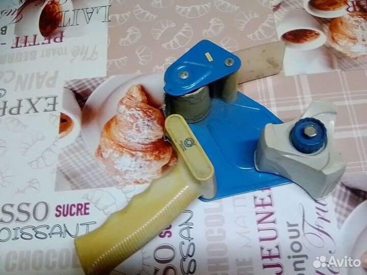 Диспенсер для скотча