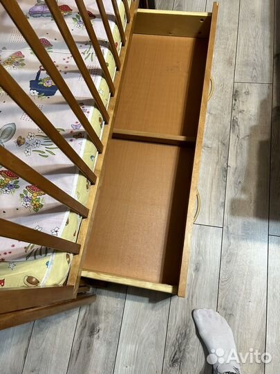 Детская кроватка с поперечным маятником