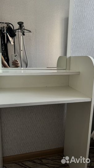 Дамский столик с зеркалом