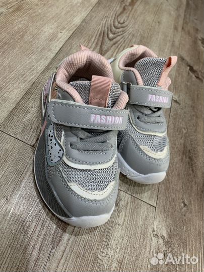 Кроссовки для девочки