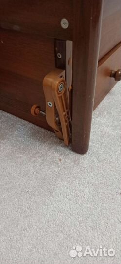 Детская кроватка с маятниковым механизмом