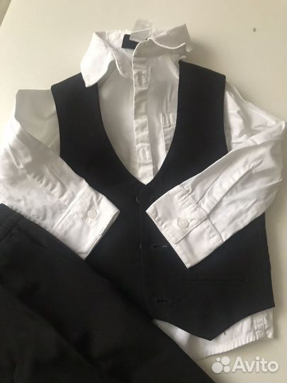 Брюки, жилет, сорочка, галстук