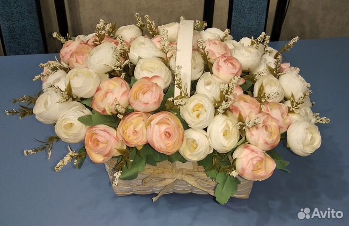 Композиция цветы камелия в корзине декор интерьер