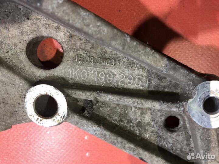 Кронштейн рычага левый Шкода Октавиа 1Z (2008