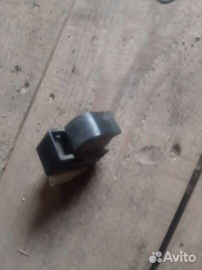 Кнопка стеклоподъёмника на Nissan Primera P 11