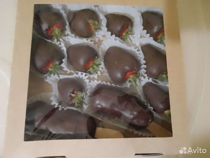 Клубника, финики,бананы в шоколаде