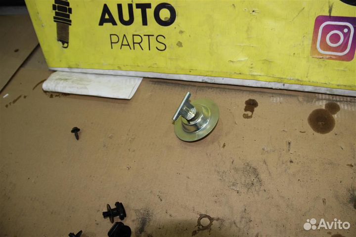 Крепление запасного колеса Nissan Tiida C11 2007