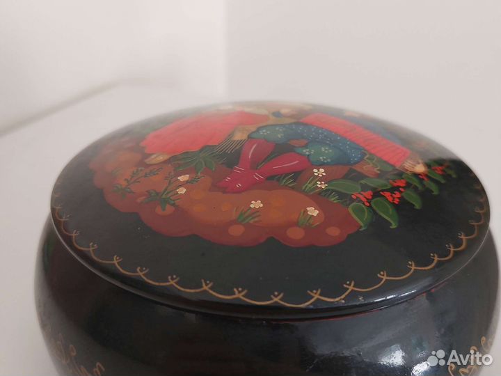 Шкатулка лаковая миниатюра,роспись. Металл СССР