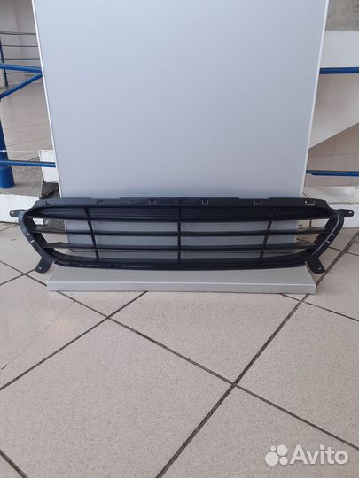 Решетка в бампер центр. hyundai solaris (2010