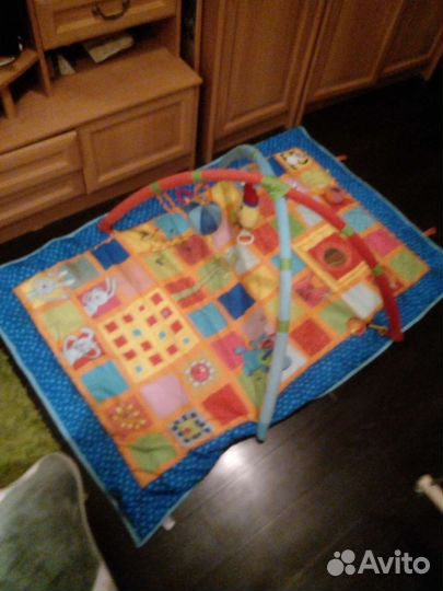 Развивающий коврик с дугами и игрушками