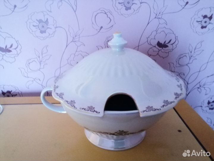 Супница, тарелки, соусник