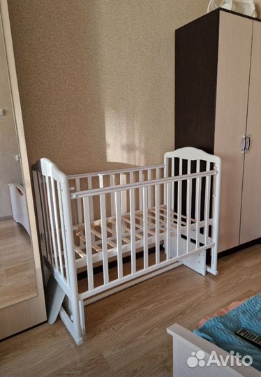 Детская кроватка с маятником белая