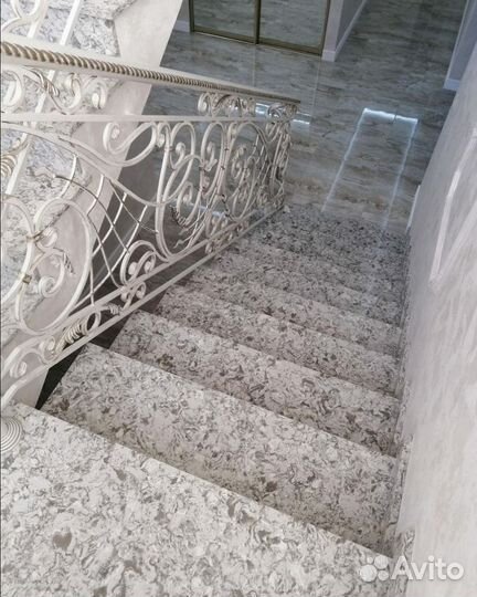 Лестница из камня кварцевый агломерат