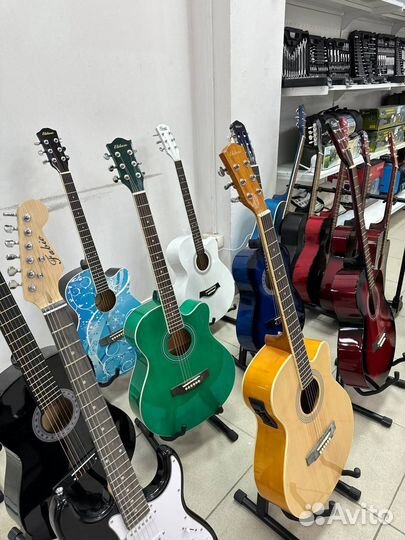 Акустическая и классическая гитара